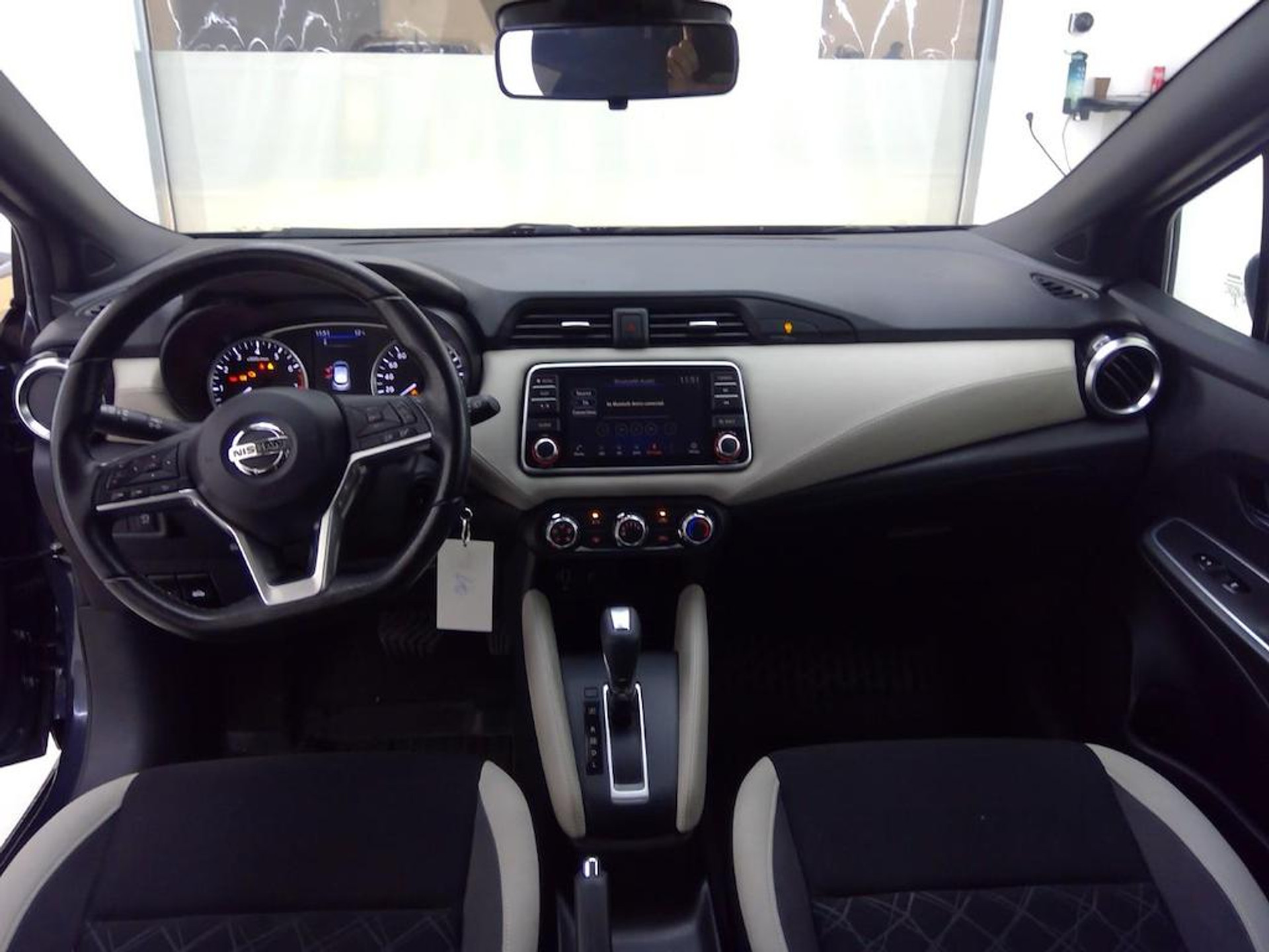 48584967-3.jpg